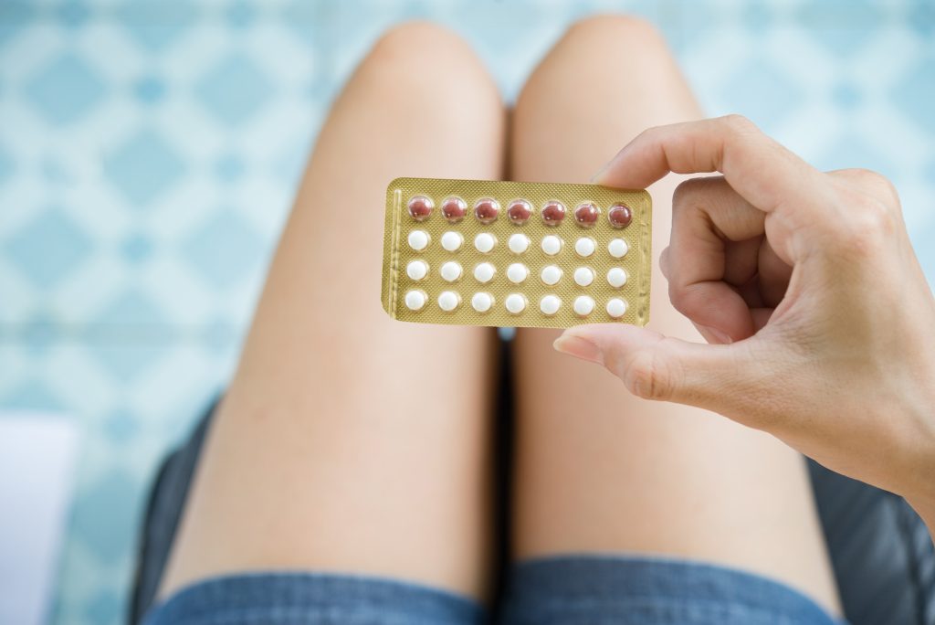 Niski estradiol objawy - niedobór estrogenu | Terapie Hormonalne