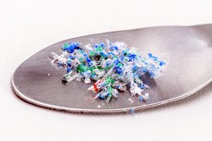 Mikroplastik - co to jest? Jak pozbyć się mikroplastiku z organizmu? | Terapie Hormonalne